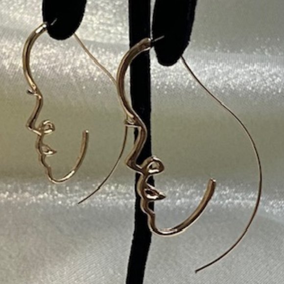 💖Fun Half Face Earrings in Gold Tone. Lt. Weight. /E138 - Picture 2 of 2